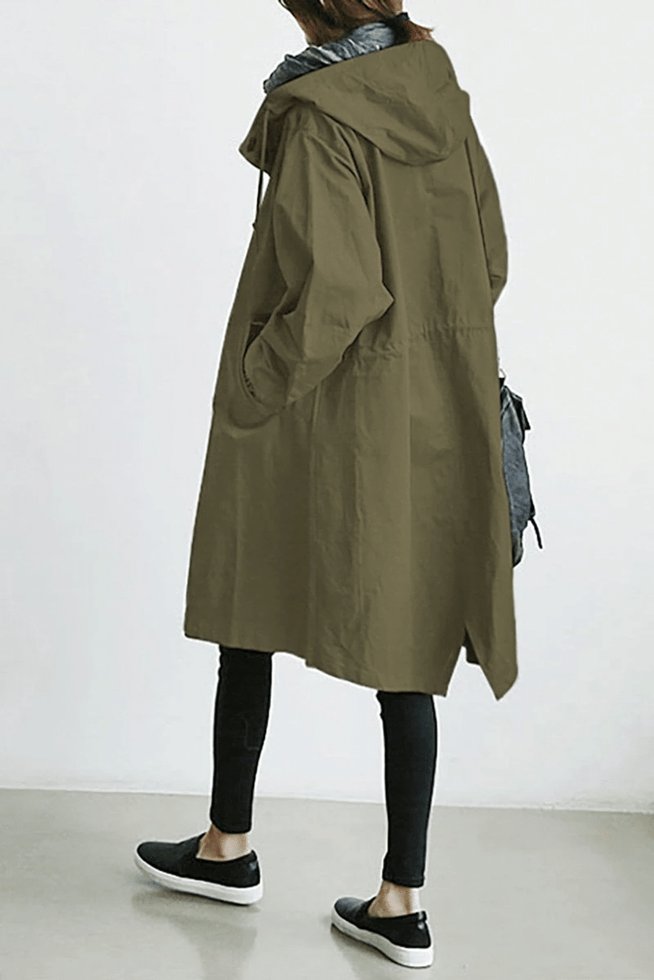 "Dames windjack met capuchon, waterdicht en stijlvol, oversized pasvorm, functionele knopen, ideaal voor regenachtig weer."