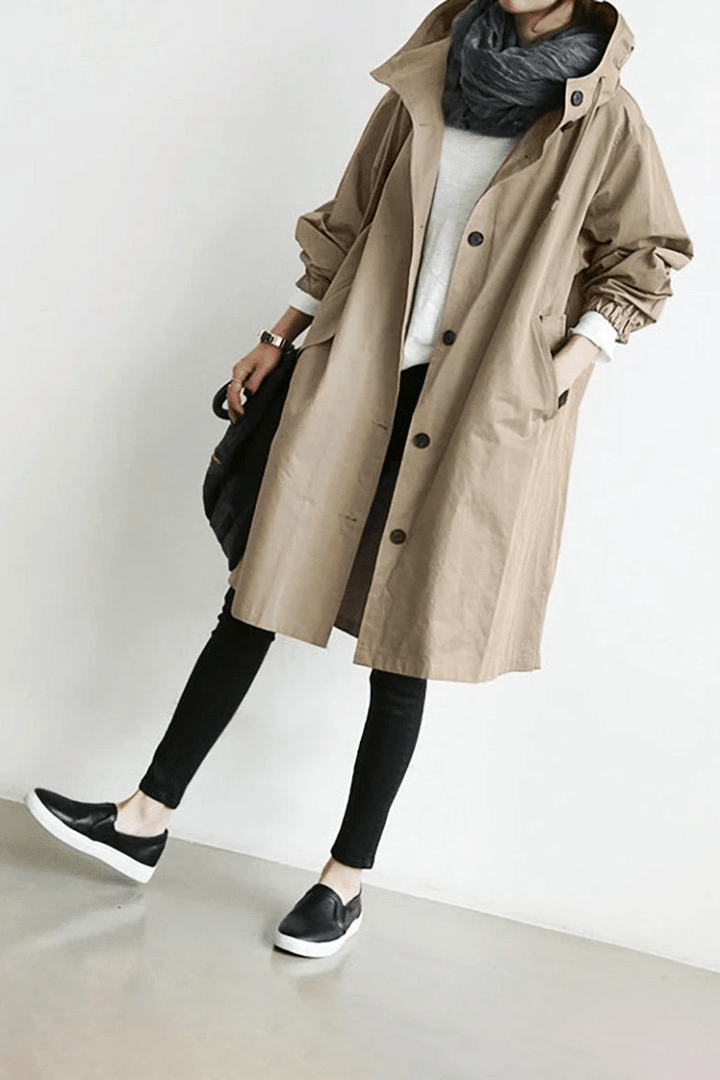 "Dames windjack met capuchon, waterdicht en stijlvol, oversized pasvorm, functionele knopen, ideaal voor regenachtig weer."