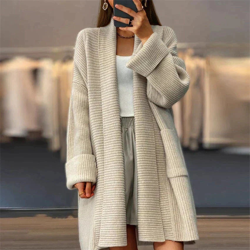 "Dames wintercardigan, lange mouwen, open voorkant, in beige en khaki, elegante rechte pasvorm."