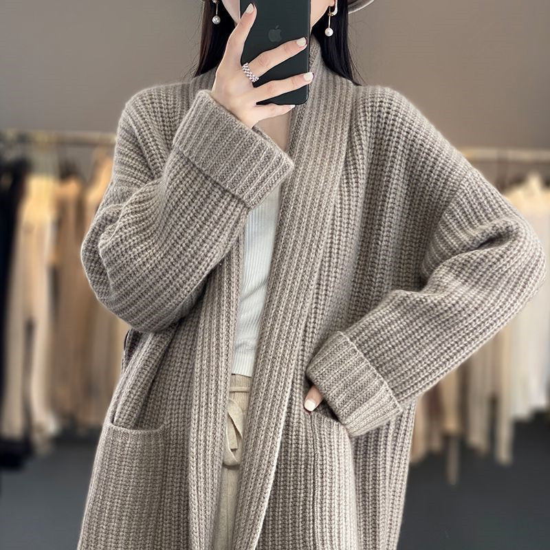"Dames wintercardigan, lange mouwen, open voorkant, in beige en khaki, elegante rechte pasvorm."