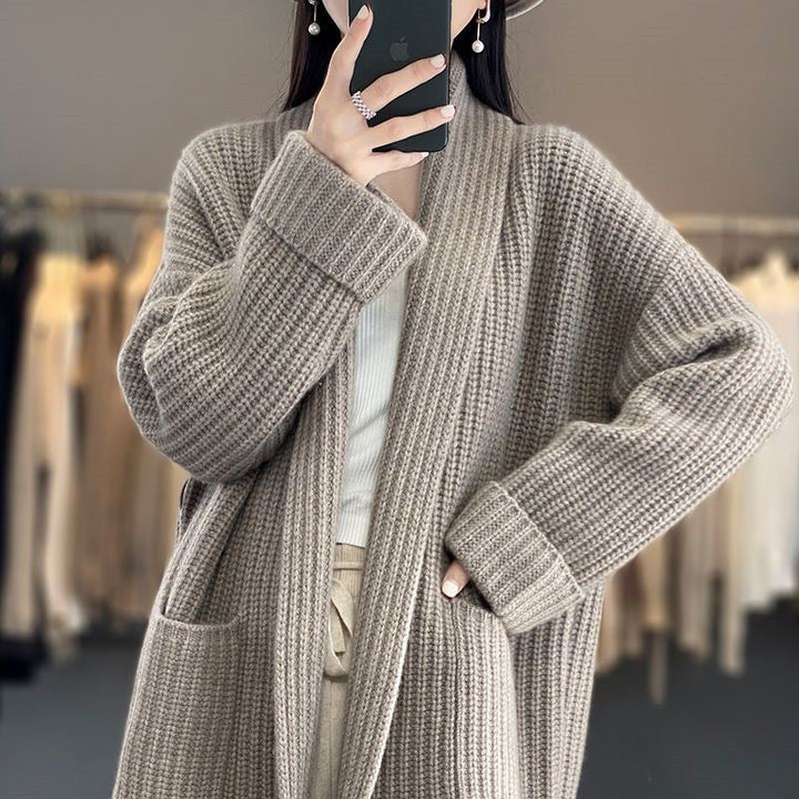 "Dames wintercardigan, lange mouwen, open voorkant, in beige en khaki, elegante rechte pasvorm."