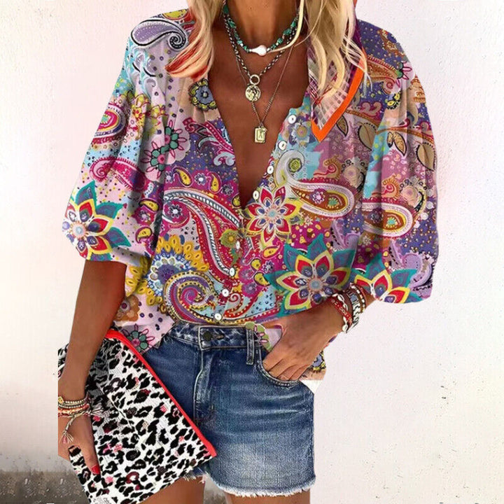 "Dames zomerblouse met geprinte print, lichtgewicht stof, knoopsluiting en halflange mouwen voor elegante zomerstijl."