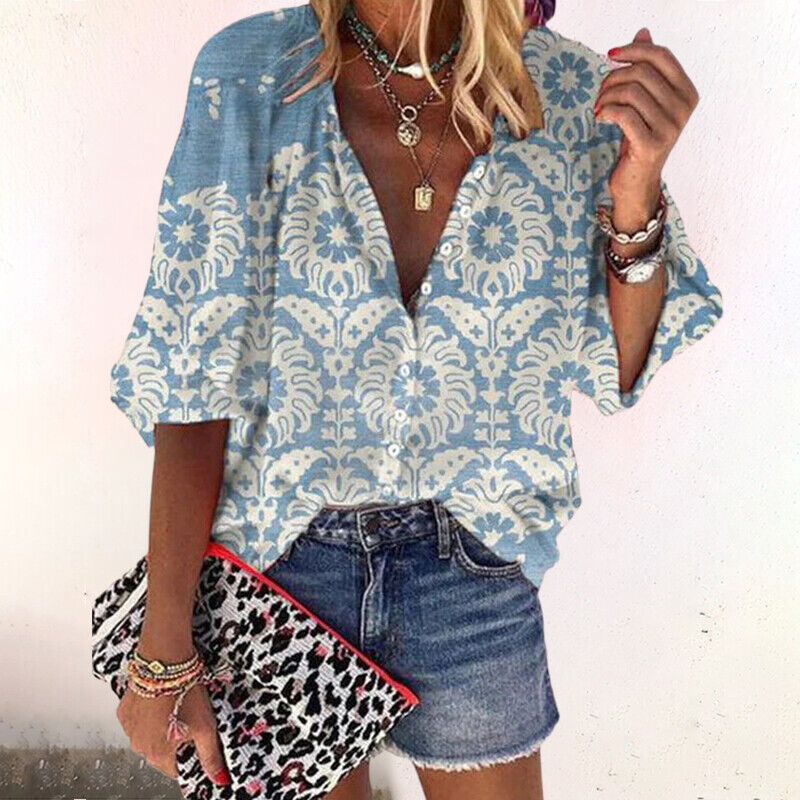 "Dames zomerblouse met geprinte print, lichtgewicht stof, knoopsluiting en halflange mouwen voor elegante zomerstijl."