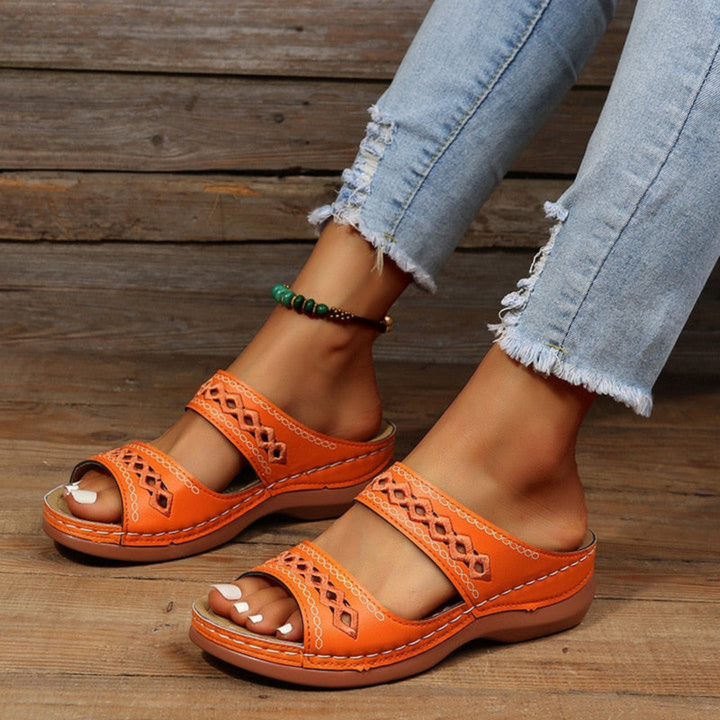 "Dames zomerse sandalen met dubbele riem, verhoogde zool en voetboogondersteuning, ideaal voor comfort en stijl."