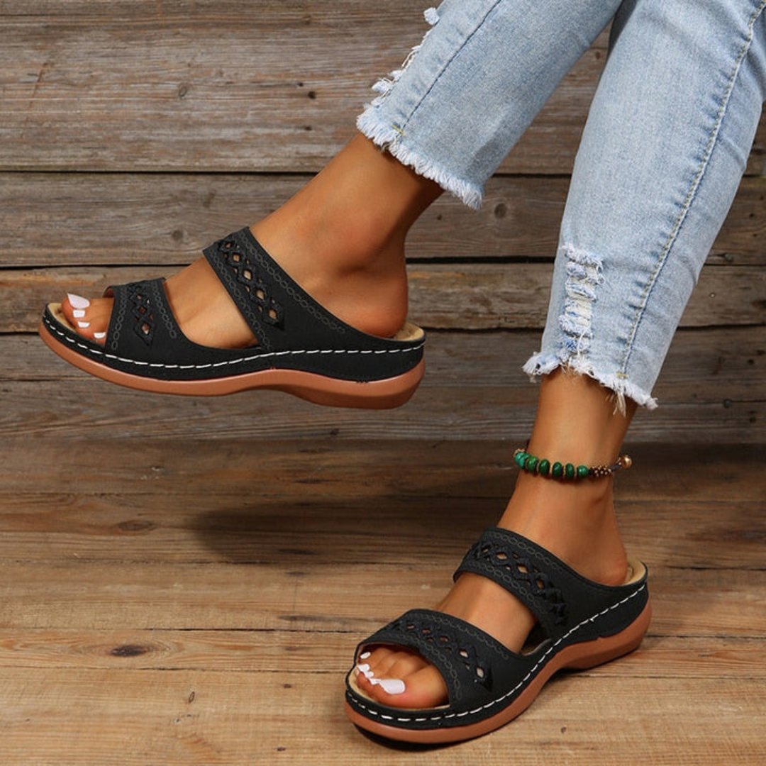 "Dames zomerse sandalen met dubbele riem, verhoogde zool en voetboogondersteuning, ideaal voor comfort en stijl."
