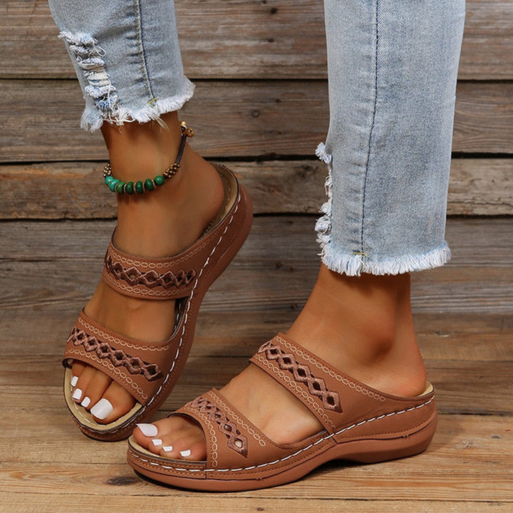 "Dames zomerse sandalen met dubbele riem, verhoogde zool en voetboogondersteuning, ideaal voor comfort en stijl."