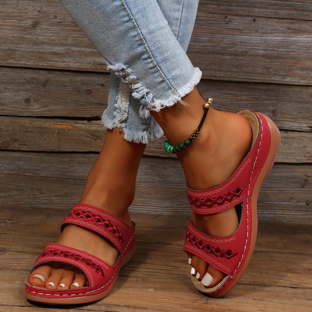 "Dames zomerse sandalen met dubbele riem, verhoogde zool en voetboogondersteuning, ideaal voor comfort en stijl."