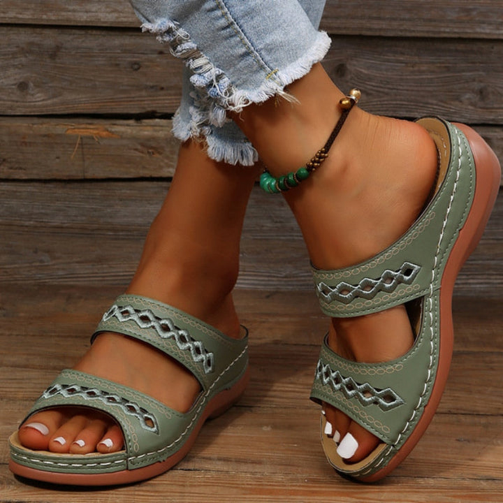 "Dames zomerse sandalen met dubbele riem, verhoogde zool en voetboogondersteuning, ideaal voor comfort en stijl."