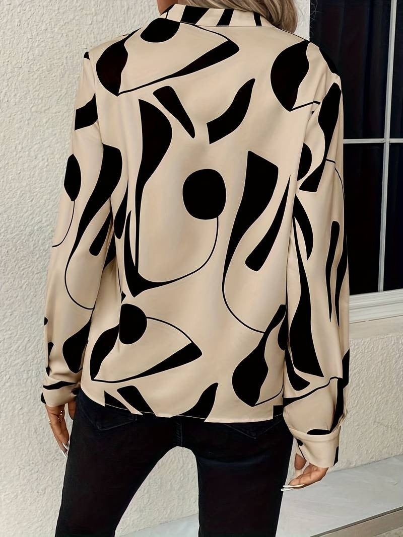 "Damesblouse met abstract zwart-wit patroon, lange mouwen, comfort fit, ideaal voor casual en formele outfits."