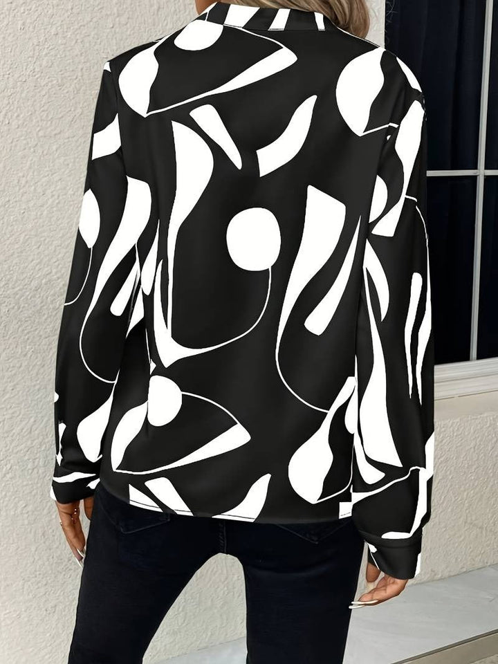 "Damesblouse met abstract zwart-wit patroon, lange mouwen, comfort fit, ideaal voor casual en formele outfits."