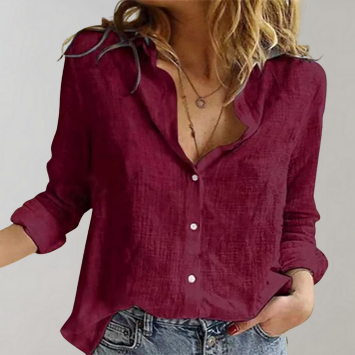 "Damesblouse van luchtig katoen met tijdloos design, losse pasvorm, opgerolde mouwen en knoopsluiting, zijaanzicht."