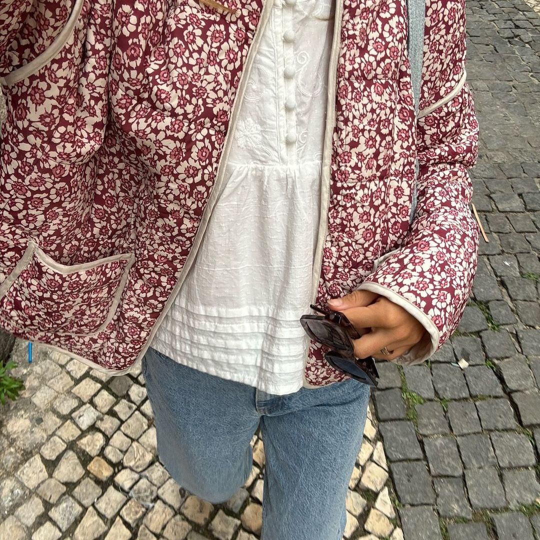 "Damesjack met delicate bloemenprint, lichtgewicht en elegant. Perfect voor casual en formele gelegenheden."