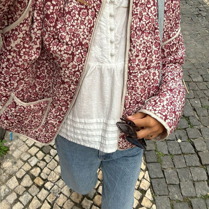 "Damesjack met delicate bloemenprint, lichtgewicht en elegant. Perfect voor casual en formele gelegenheden."