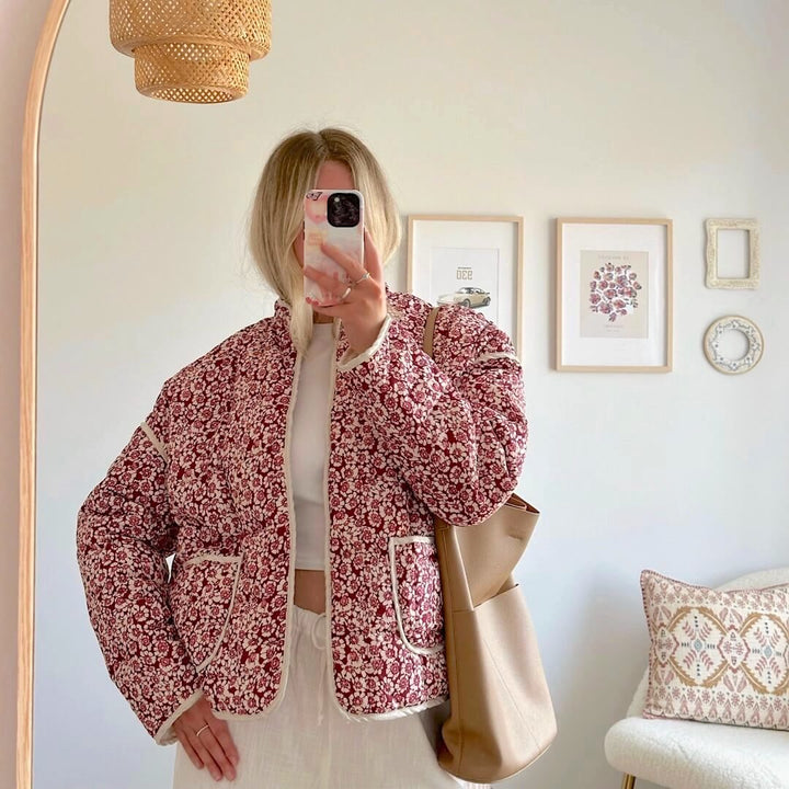 "Damesjack met delicate bloemenprint, lichtgewicht en elegant. Perfect voor casual en formele gelegenheden."