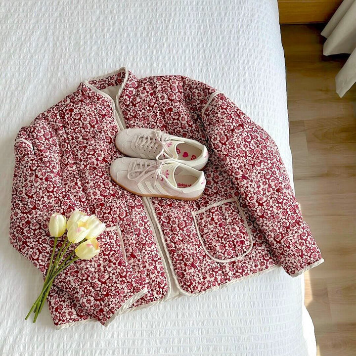 "Damesjack met delicate bloemenprint, lichtgewicht en elegant. Perfect voor casual en formele gelegenheden."