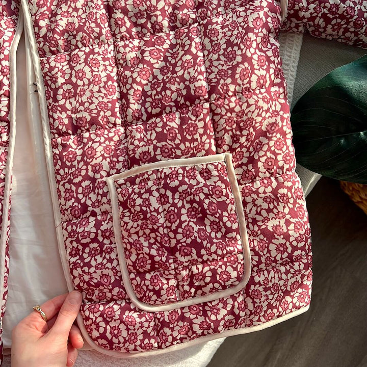 "Damesjack met delicate bloemenprint, lichtgewicht en elegant. Perfect voor casual en formele gelegenheden."