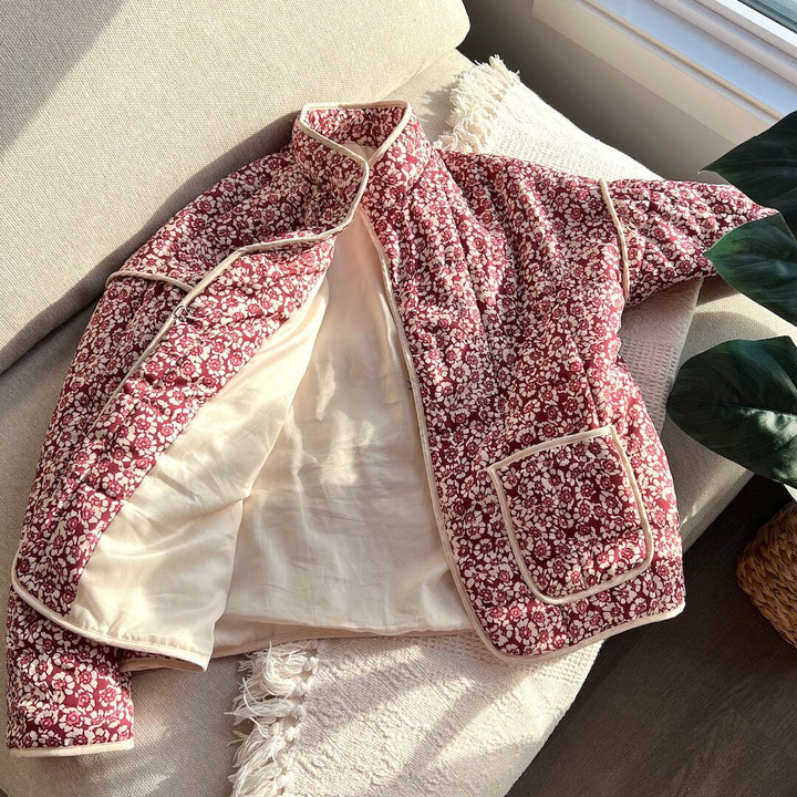"Damesjack met delicate bloemenprint, lichtgewicht en elegant. Perfect voor casual en formele gelegenheden."