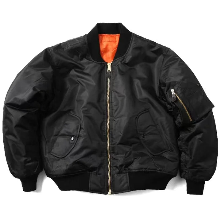 "Daphne MA-1 Bomberjack unisex, winddicht, waterafstotend, stijlvol marineblauw met geribbelde manchetten en ritssluiting."