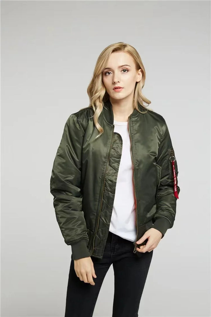 "Daphne MA-1 Bomberjack unisex, winddicht, waterafstotend, stijlvol marineblauw met geribbelde manchetten en ritssluiting."