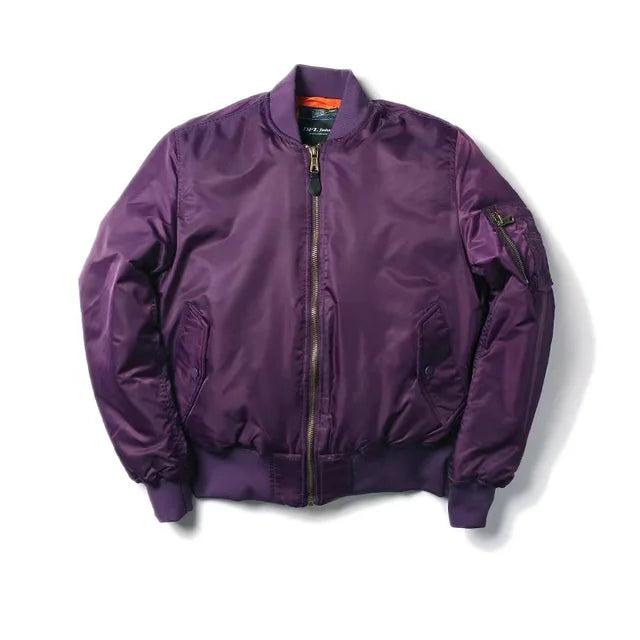 "Daphne MA-1 Bomberjack unisex, winddicht, waterafstotend, stijlvol marineblauw met geribbelde manchetten en ritssluiting."