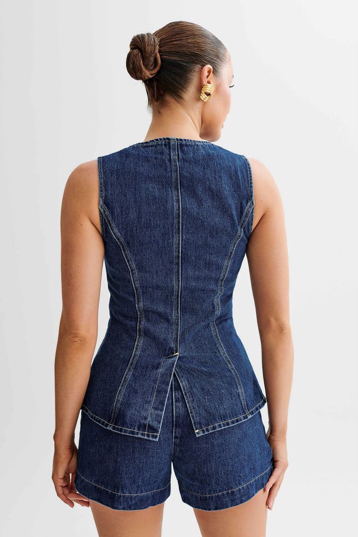 "Denim gilet set voor dames, mouwloze gilet met bijpassende shorts, stoer en trendy voor zomerfestivals en casual looks."