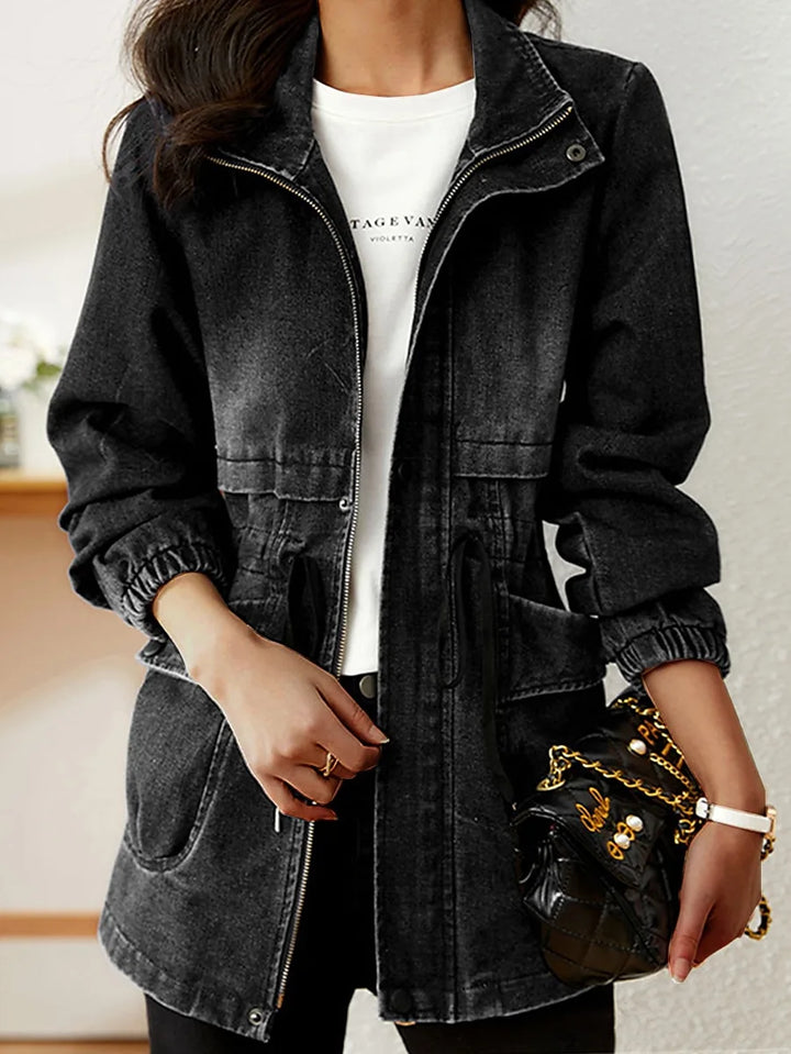 Denim jack met trekkoord, zakken; dames jas. Trendy spijkerjack met verstelbare taille en ruime zakken. Perfect voor elke sti