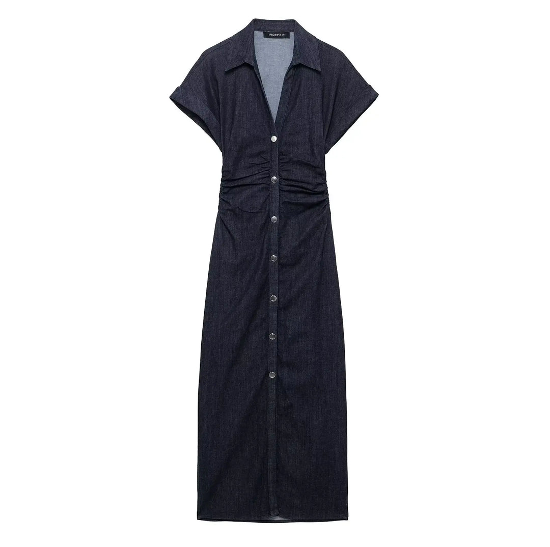 "Denim midi jurk met elegante knoopsluiting, korte mouwen en getailleerd ontwerp, ideaal voor casual en chic gelegenheden."