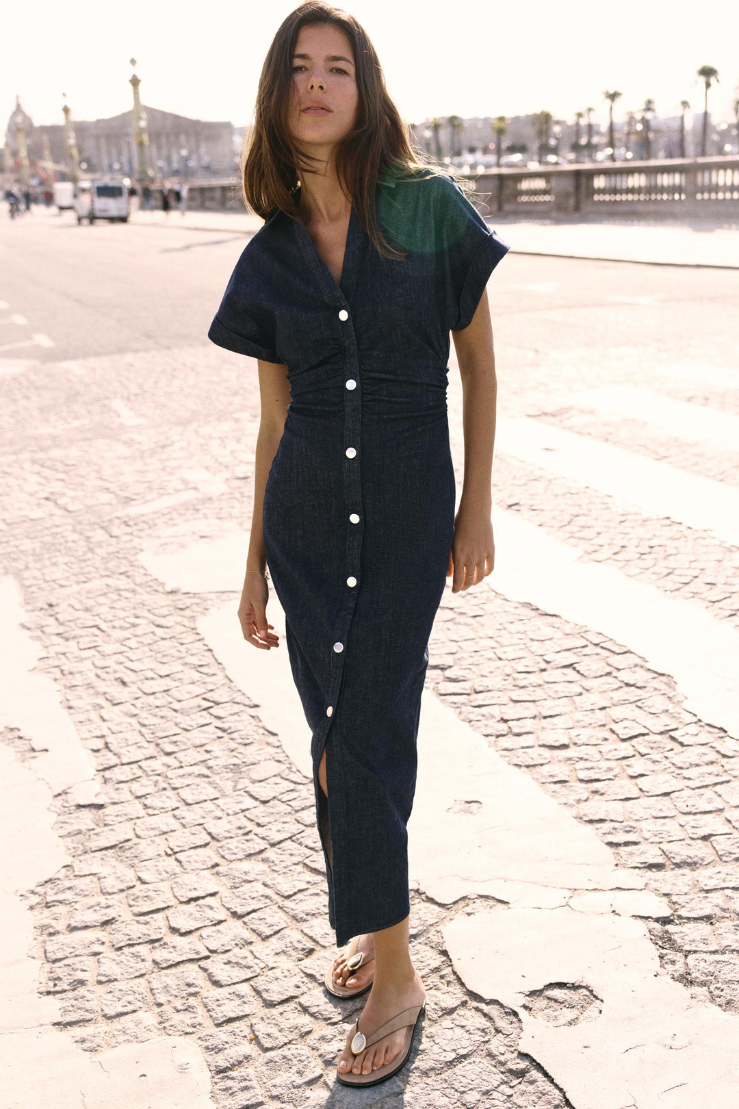 "Denim midi jurk met elegante knoopsluiting, korte mouwen en getailleerd ontwerp, ideaal voor casual en chic gelegenheden."