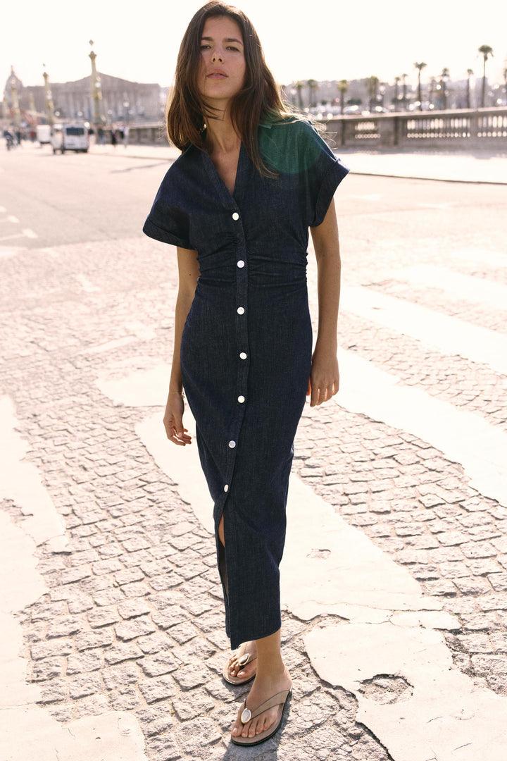 "Denim midi jurk met elegante knoopsluiting, korte mouwen en getailleerd ontwerp, ideaal voor casual en chic gelegenheden."