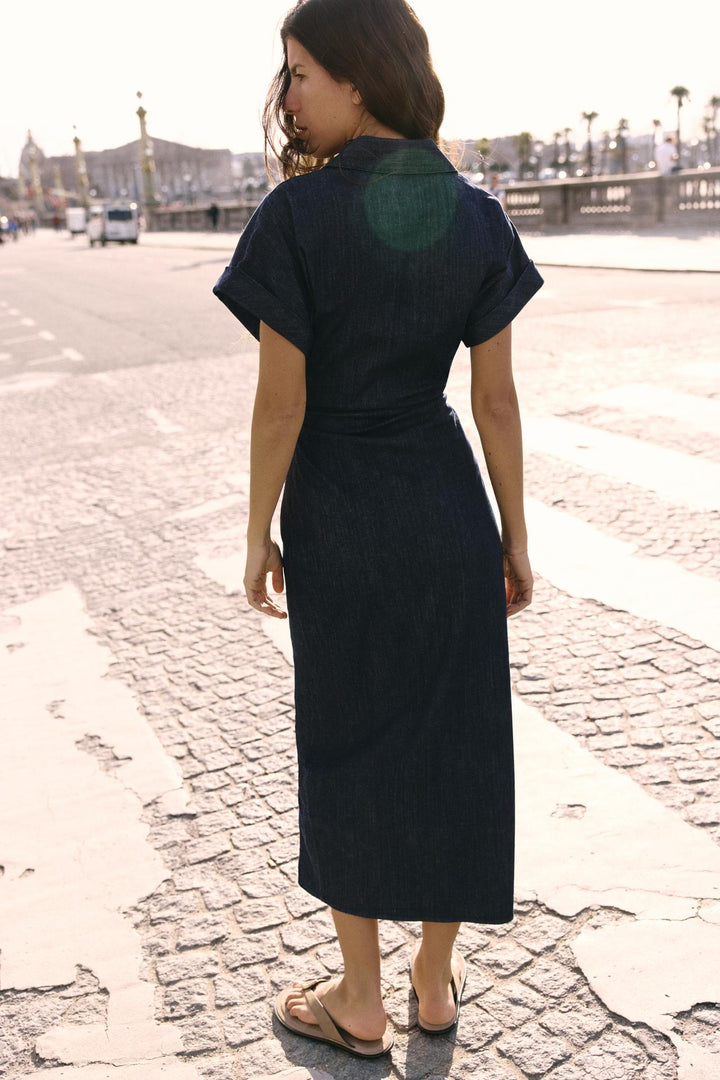 "Denim midi jurk met elegante knoopsluiting, korte mouwen en getailleerd ontwerp, ideaal voor casual en chic gelegenheden."