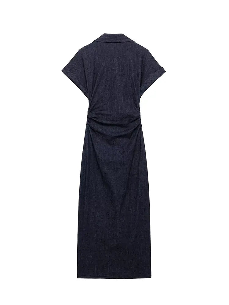 "Denim midi jurk met elegante knoopsluiting, korte mouwen en getailleerd ontwerp, ideaal voor casual en chic gelegenheden."