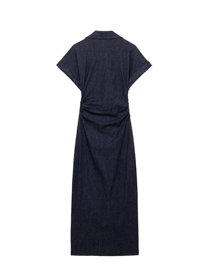 "Denim midi jurk met elegante knoopsluiting, korte mouwen en getailleerd ontwerp, ideaal voor casual en chic gelegenheden."