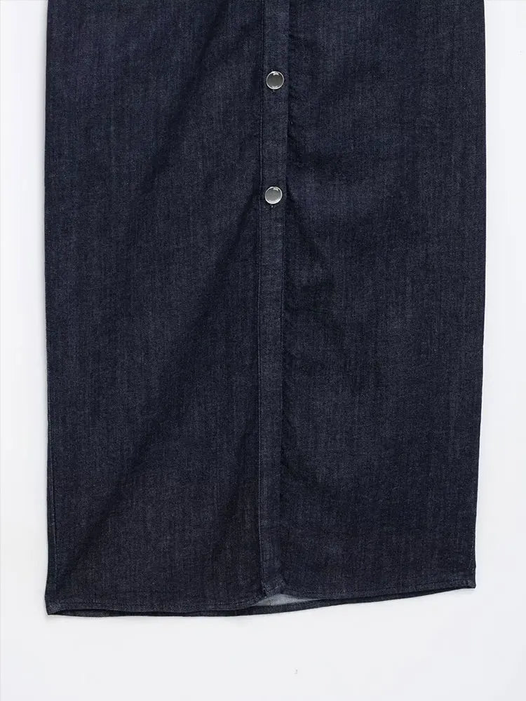 "Denim midi jurk met elegante knoopsluiting, korte mouwen en getailleerd ontwerp, ideaal voor casual en chic gelegenheden."
