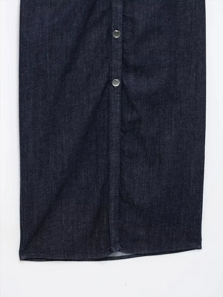 "Denim midi jurk met elegante knoopsluiting, korte mouwen en getailleerd ontwerp, ideaal voor casual en chic gelegenheden."