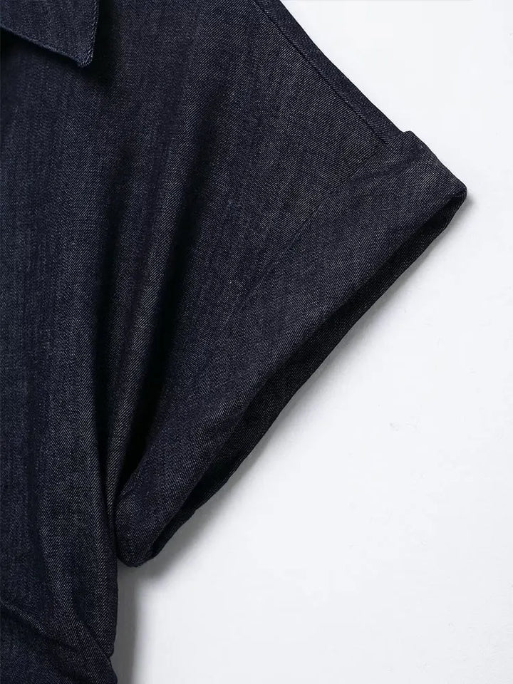"Denim midi jurk met elegante knoopsluiting, korte mouwen en getailleerd ontwerp, ideaal voor casual en chic gelegenheden."