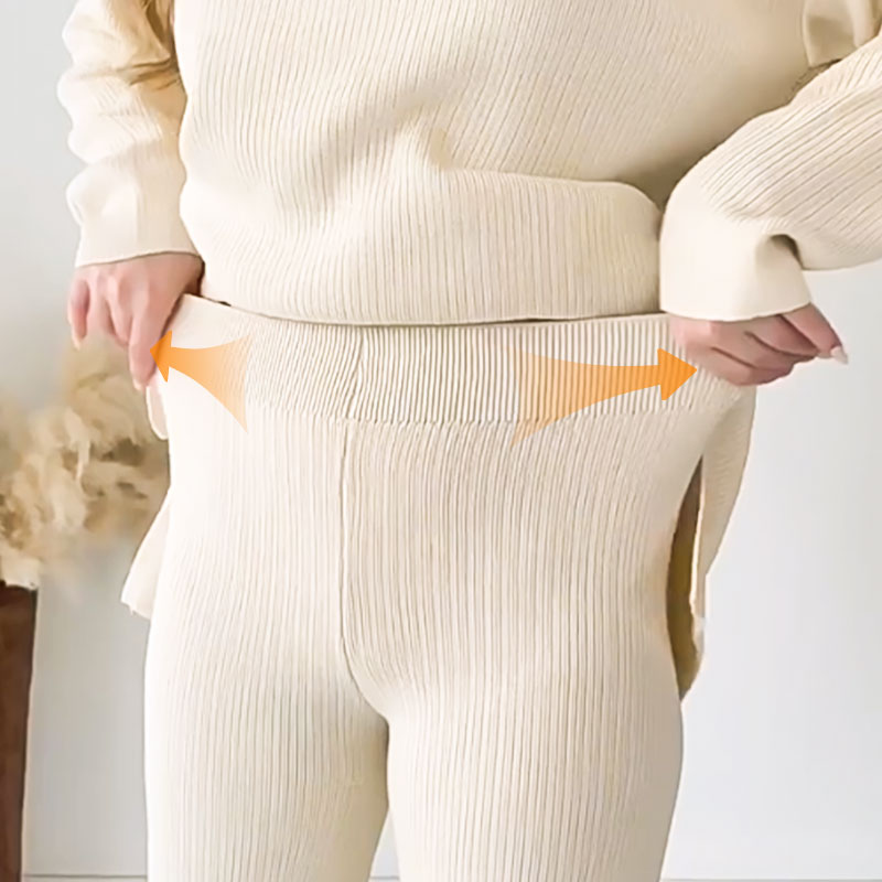 Diepblauw tweedelig loungewear set van ribstof, oversized top en wijde broek voor comfort en stijl, dameskleding.