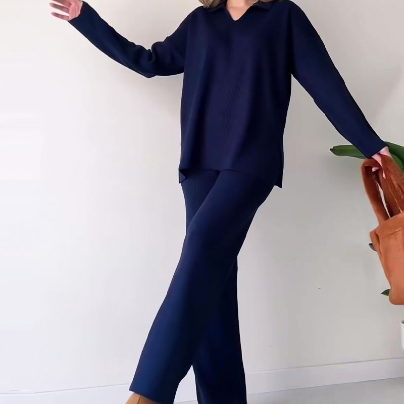 Diepblauw tweedelig loungewear set van ribstof, oversized top en wijde broek voor comfort en stijl, dameskleding.
