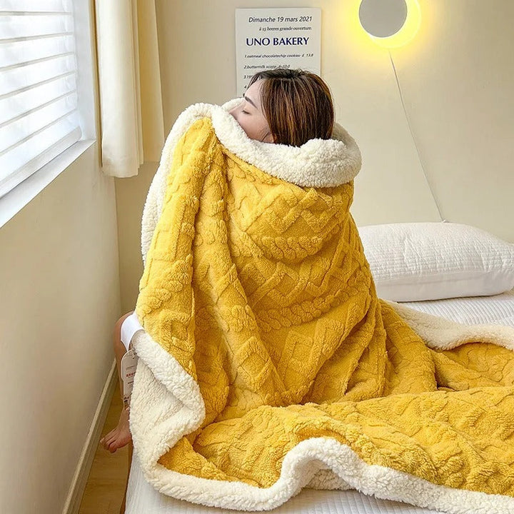 "Dikke winterdeken van lamswol op bed, warm en luxueus, met elegante beige kleur en zacht fleece detail"