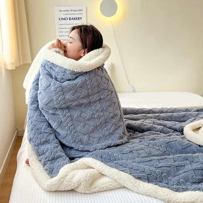 "Dikke winterdeken van lamswol op bed, warm en luxueus, met elegante beige kleur en zacht fleece detail"