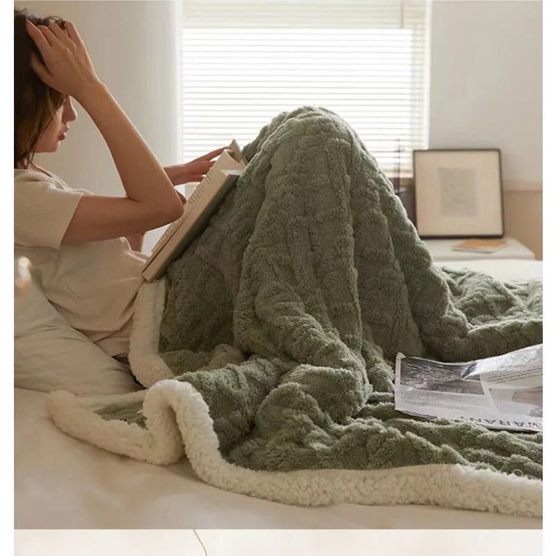 "Dikke winterdeken van lamswol op bed, warm en luxueus, met elegante beige kleur en zacht fleece detail"
