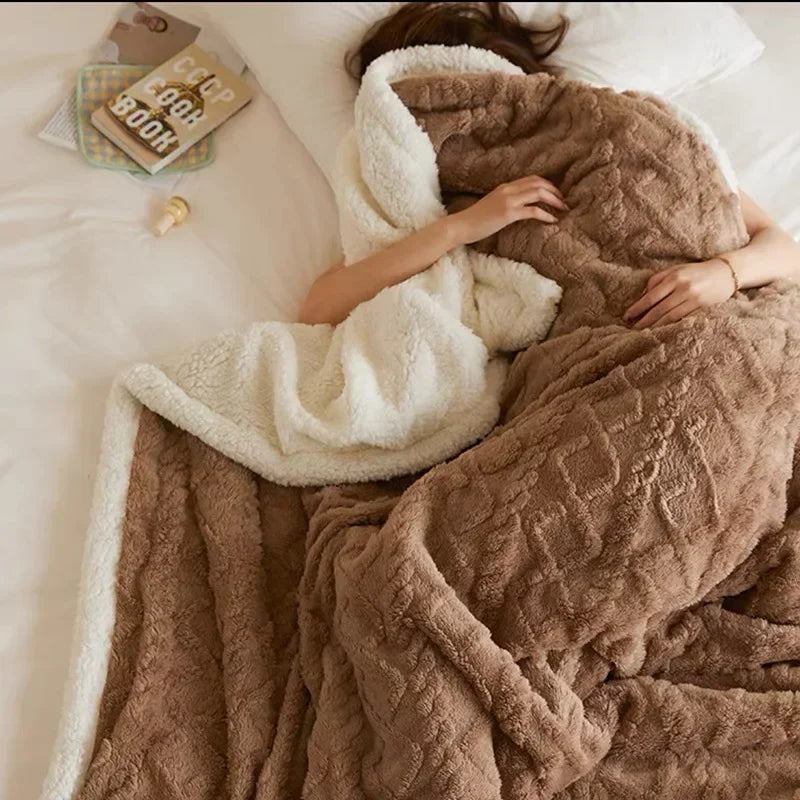"Dikke winterdeken van lamswol op bed, warm en luxueus, met elegante beige kleur en zacht fleece detail"