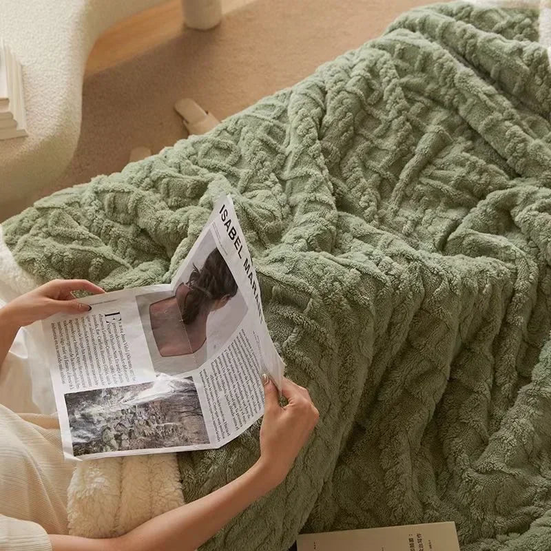 "Dikke winterdeken van lamswol op bed, warm en luxueus, met elegante beige kleur en zacht fleece detail"