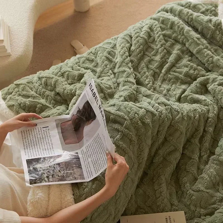 "Dikke winterdeken van lamswol op bed, warm en luxueus, met elegante beige kleur en zacht fleece detail"