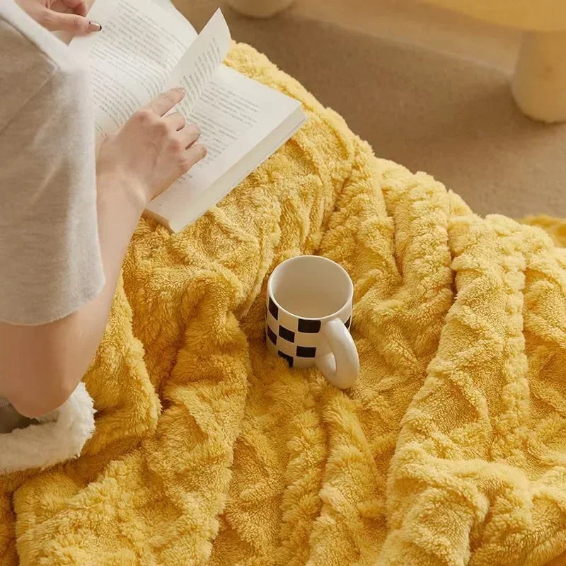 "Dikke winterdeken van lamswol op bed, warm en luxueus, met elegante beige kleur en zacht fleece detail"