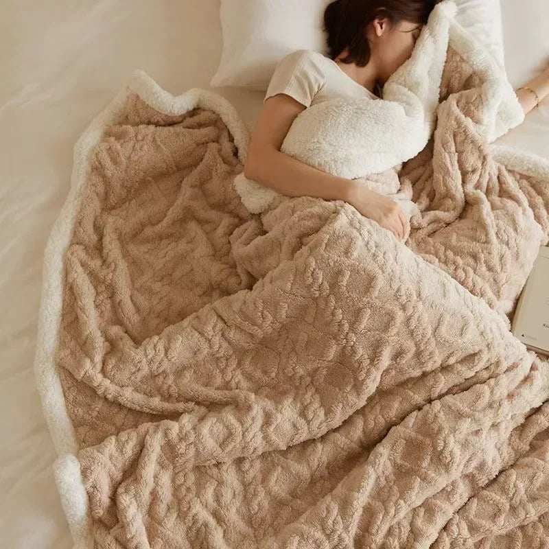 "Dikke winterdeken van lamswol op bed, warm en luxueus, met elegante beige kleur en zacht fleece detail"