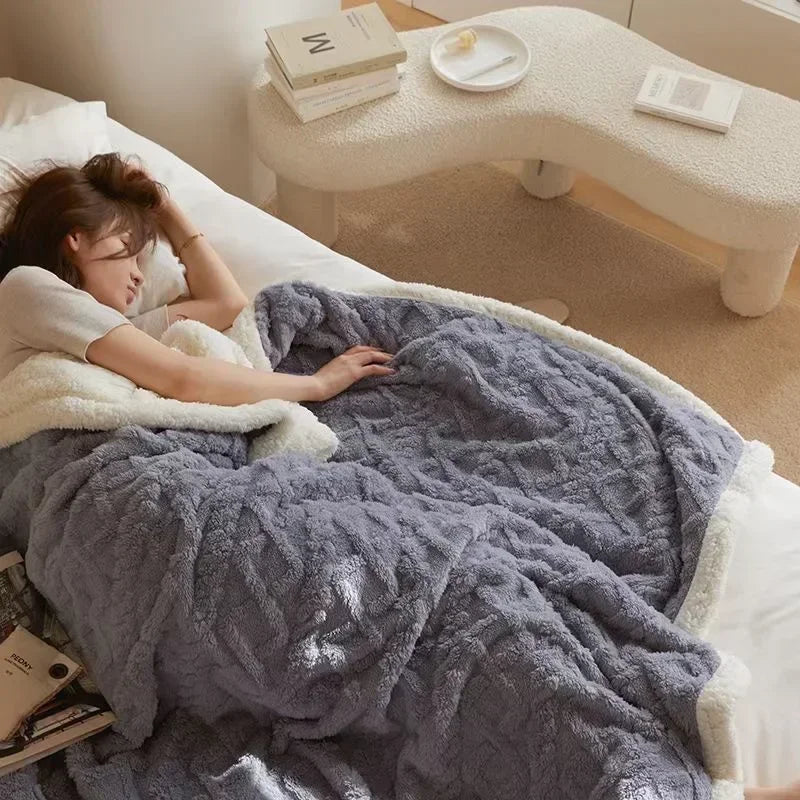 "Dikke winterdeken van lamswol op bed, warm en luxueus, met elegante beige kleur en zacht fleece detail"