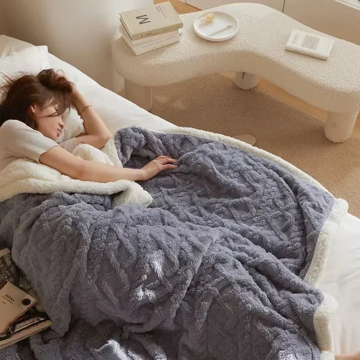 "Dikke winterdeken van lamswol op bed, warm en luxueus, met elegante beige kleur en zacht fleece detail"