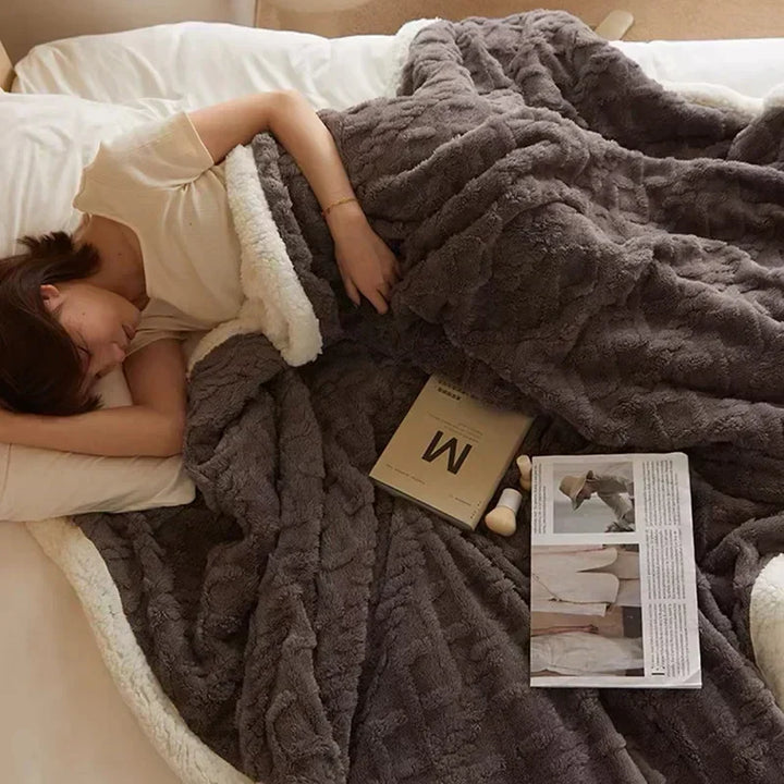 "Dikke winterdeken van lamswol op bed, warm en luxueus, met elegante beige kleur en zacht fleece detail"