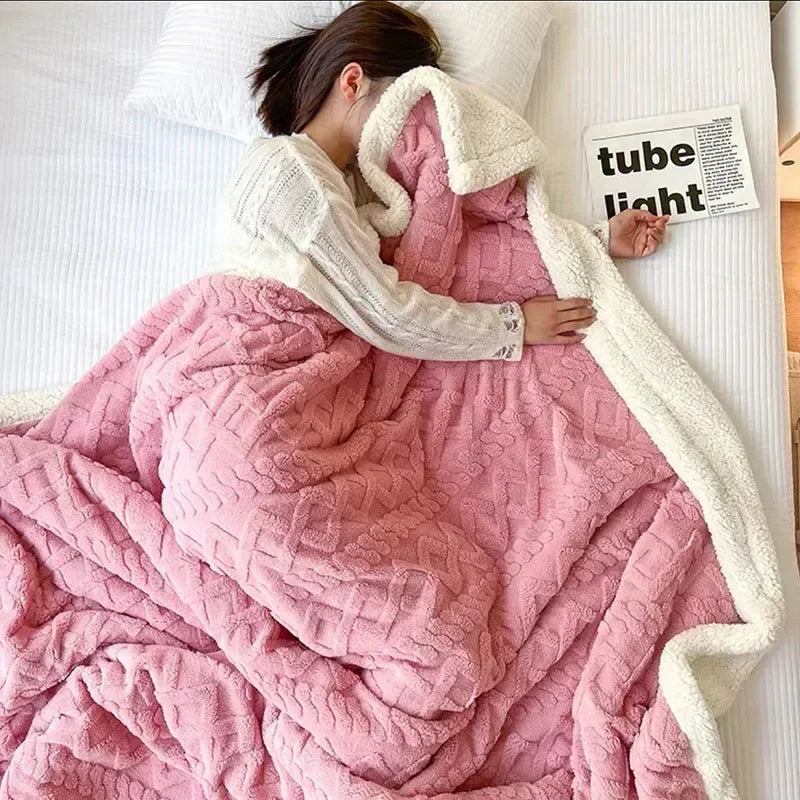"Dikke winterdeken van lamswol op bed, warm en luxueus, met elegante beige kleur en zacht fleece detail"
