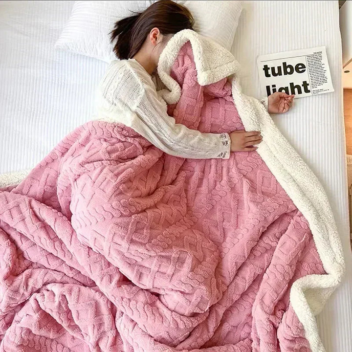 "Dikke winterdeken van lamswol op bed, warm en luxueus, met elegante beige kleur en zacht fleece detail"